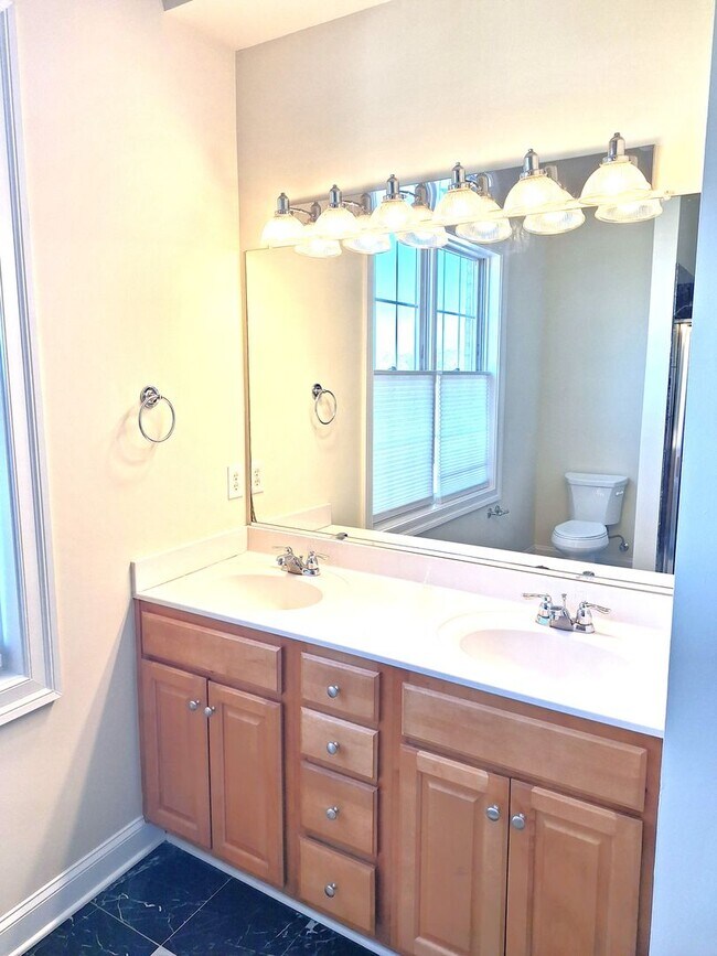 Building Photo - 3 bedroom/ 2 bathroom- Bennington on the Park