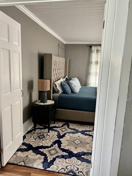 King bedroom - 747 Ann St