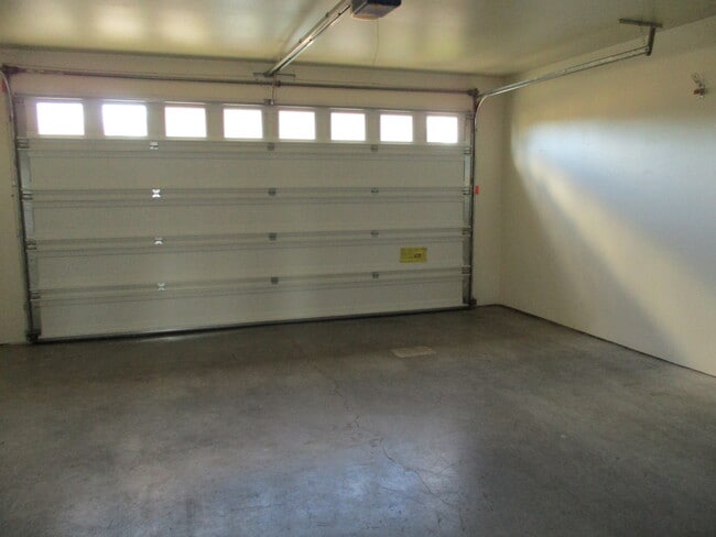 Building Photo - Spacious east side home