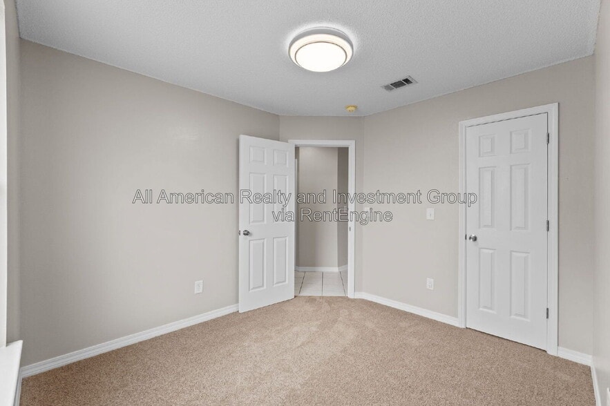 Building Photo - 216 Lustan Dr