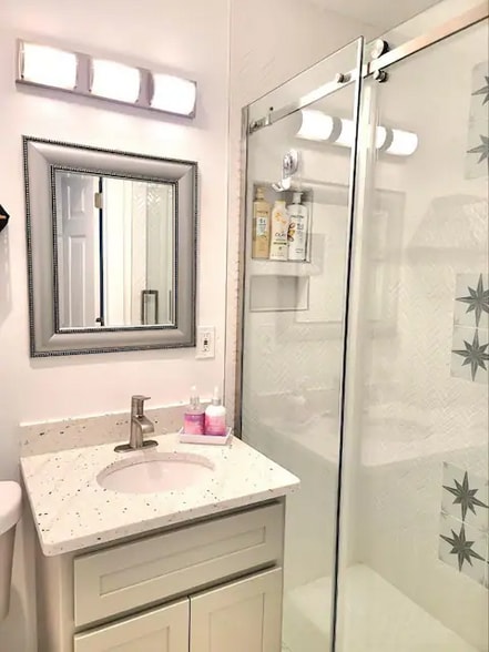 Building Photo - 701 NE 24th St