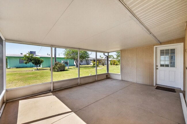 Building Photo - FULLY RENOVATED 2 BEDROOM WITH HUGE BONUS ROOM!