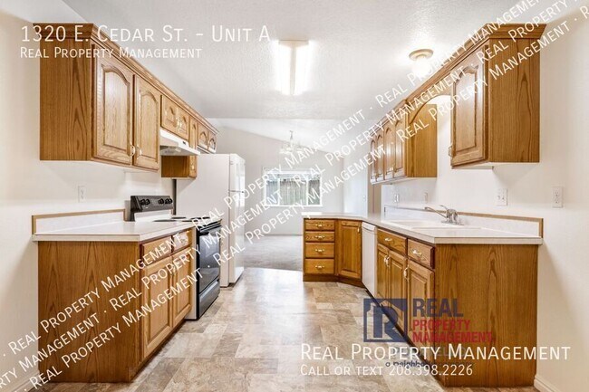 Building Photo - 1320 E Cedar St