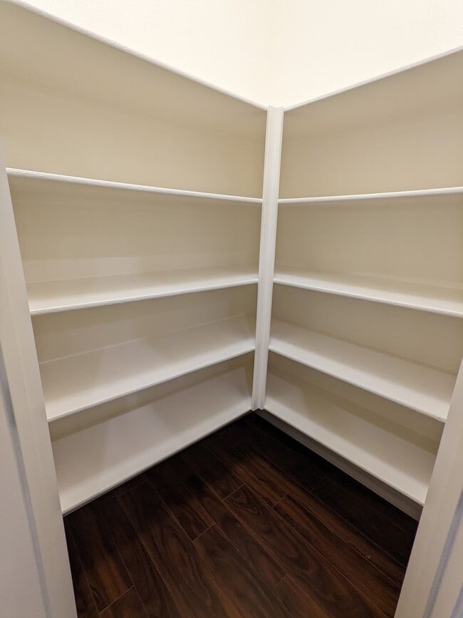 Building Photo - Exquisite 5 bedroom 4 bathroom home with fresh paint and new carpet waiting for you!