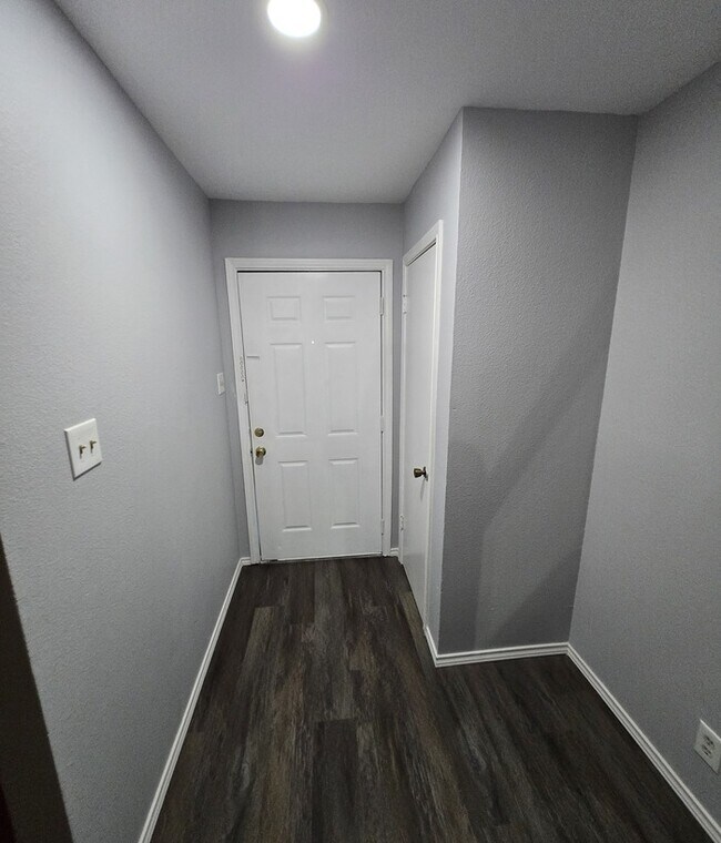 Building Photo - Great 2 bed 1 bath townhome in Justin!