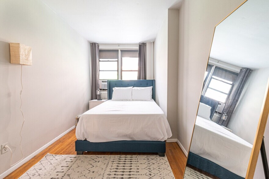 Building Photo - 319 W 56th St