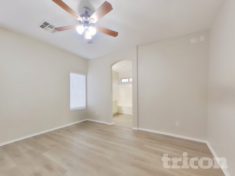 Building Photo - 13038 W Aster Dr