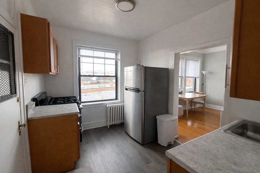 Building Photo - 2336 W Addison St