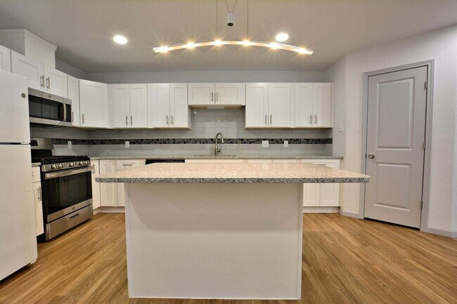 Building Photo - 1211 N Essex Ave