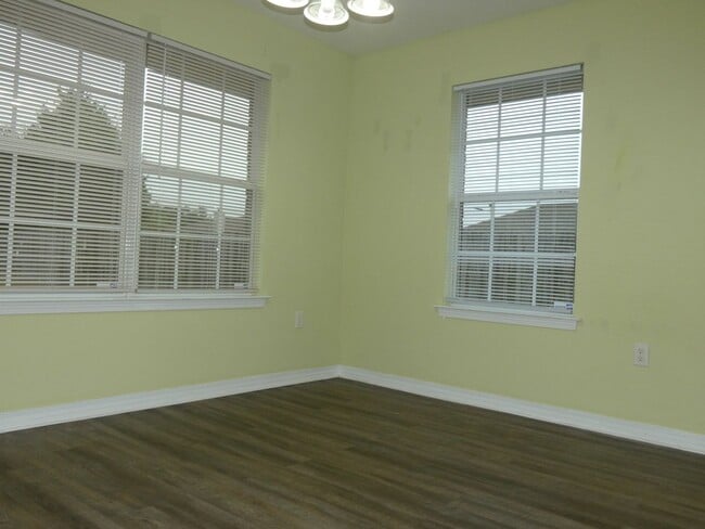 Building Photo - Beautiful Custom Home - Large Lot