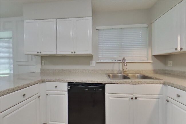 Building Photo - 7331 Millbrae Ln