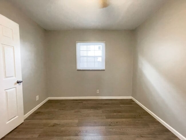 Building Photo - Near Local Shops and Restaurants