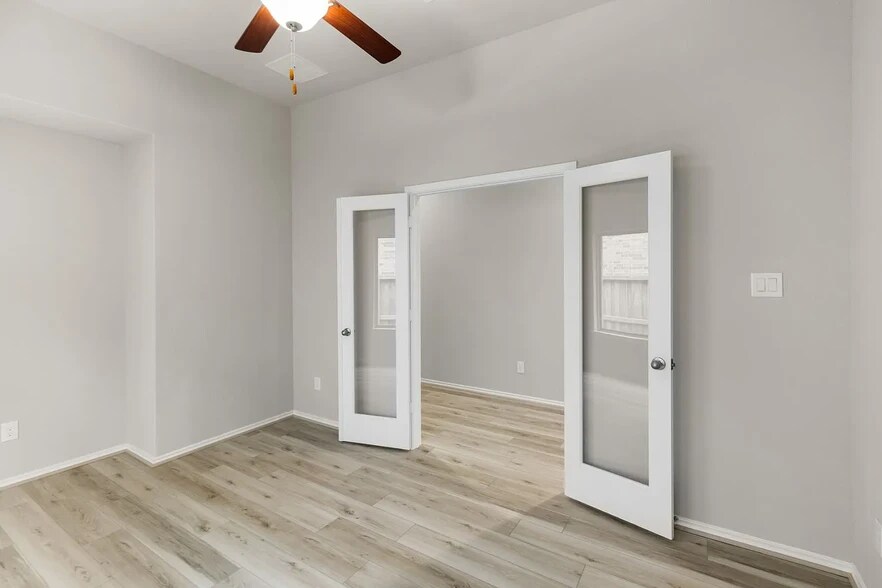 Building Photo - 13827 Via Toluca Trl