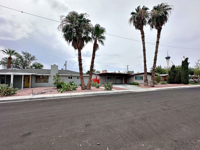 Building Photo - 812 Bracken Ave
