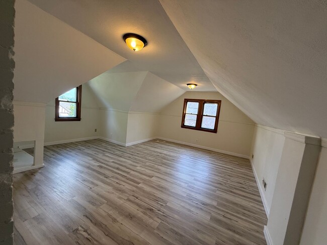 Building Photo - Spacious 3 Bedroom 1 Bath Unit in Minneapolis