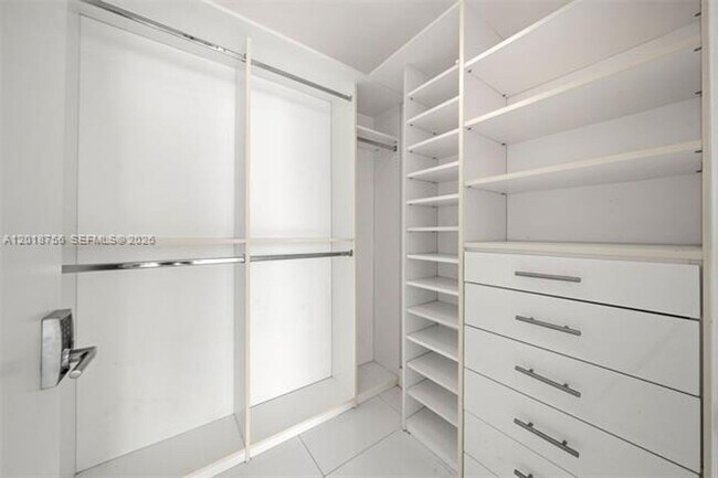 Building Photo - 900 Biscayne Blvd