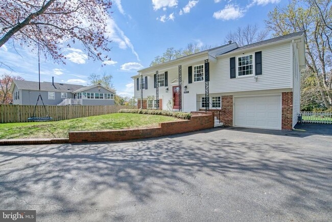 Building Photo - 12805 Point Pleasant Dr