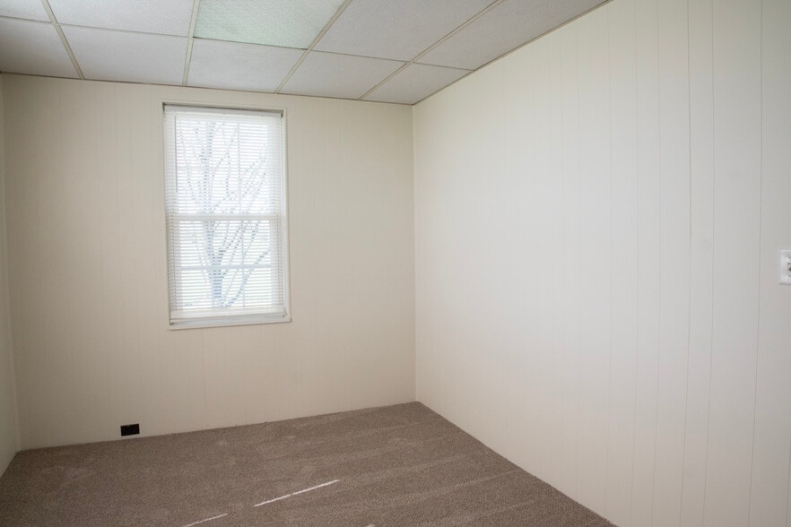 Building Photo - 488 S Colebrook Rd