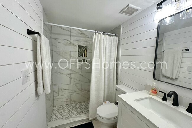 Building Photo - Available June