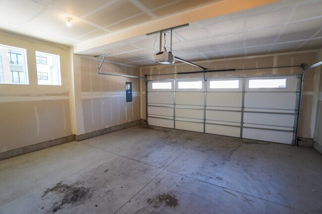 Building Photo - 3045 S Honeycomb Way