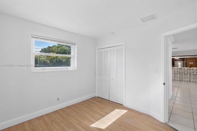 Building Photo - 825 NW 8th Ave