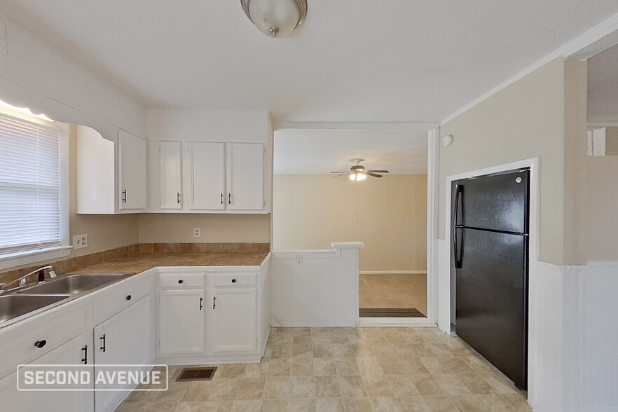 Building Photo - 6047 Lexington Dr