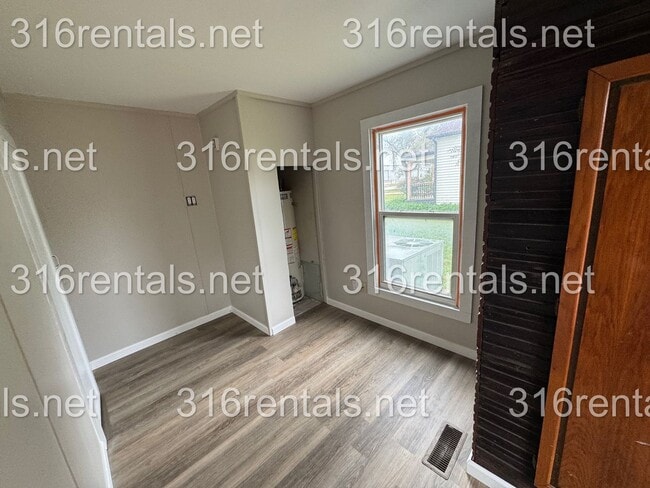 Building Photo - $825 - 2 bed 1 bath - single family home