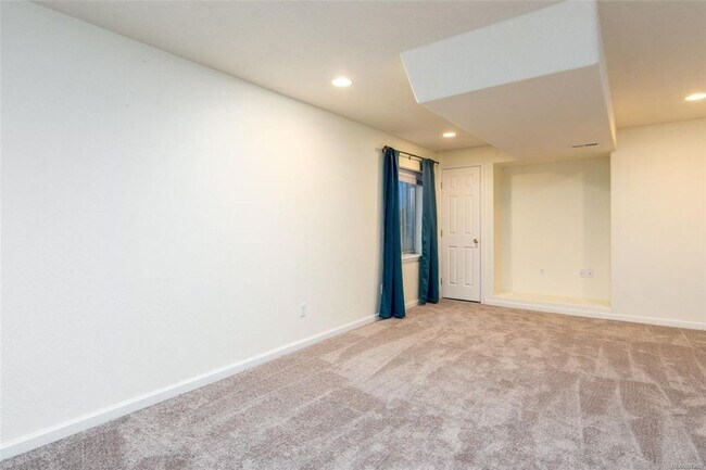 Building Photo - AMAZING 4 Bed 4 Bath Single Family Home in...