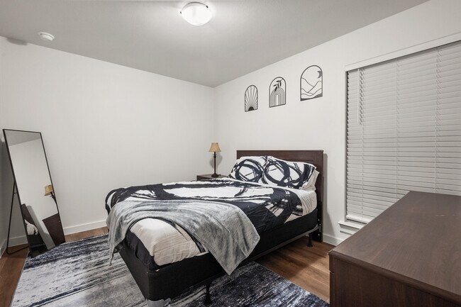 Building Photo - 2515 Kenwood Ave