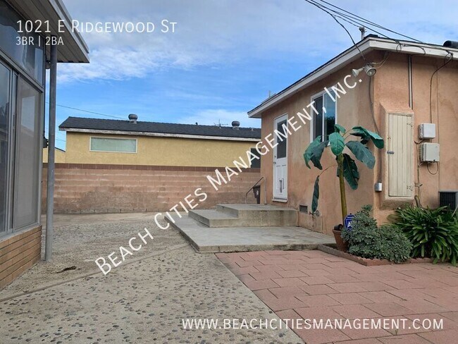 Building Photo - 1021 E Ridgewood St