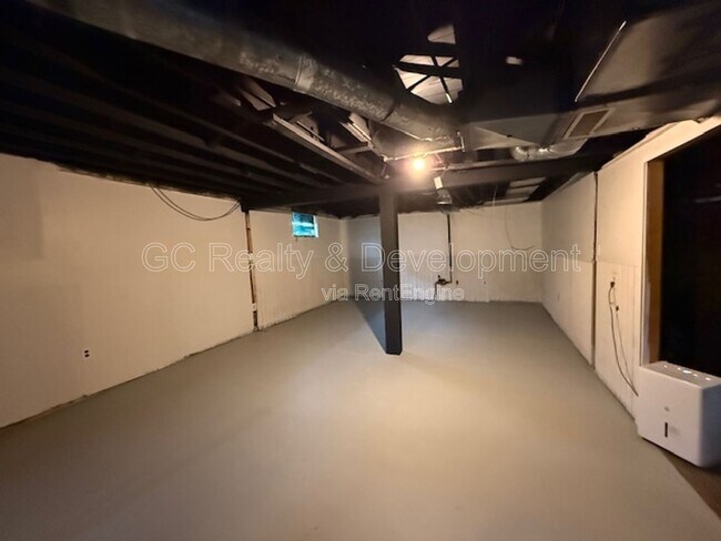 Building Photo - 454 Moseley St