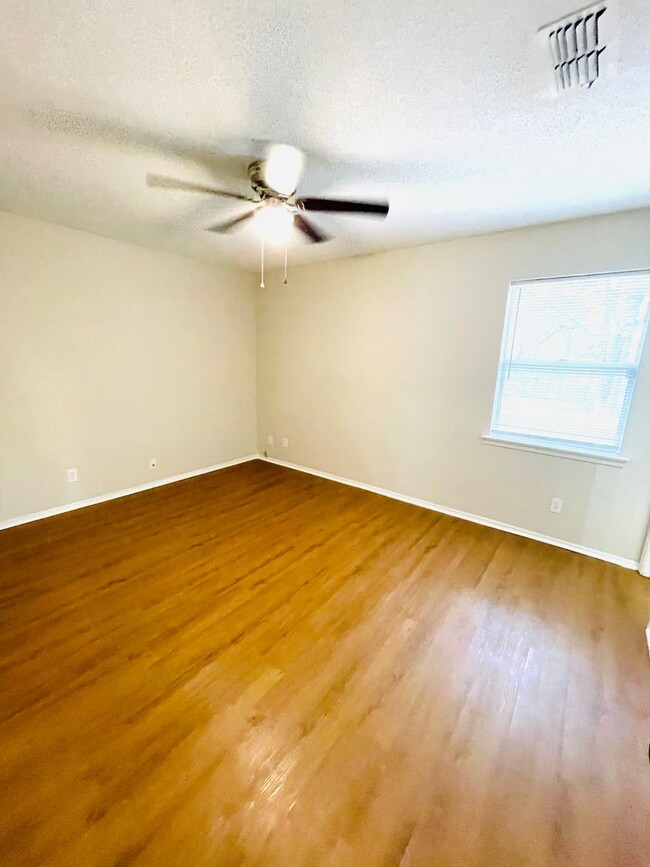 Building Photo - ** 3 Bed 2 Bath located in Regency Park **...