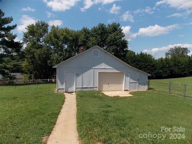 Detached garage and building - 21 Colonial Ave