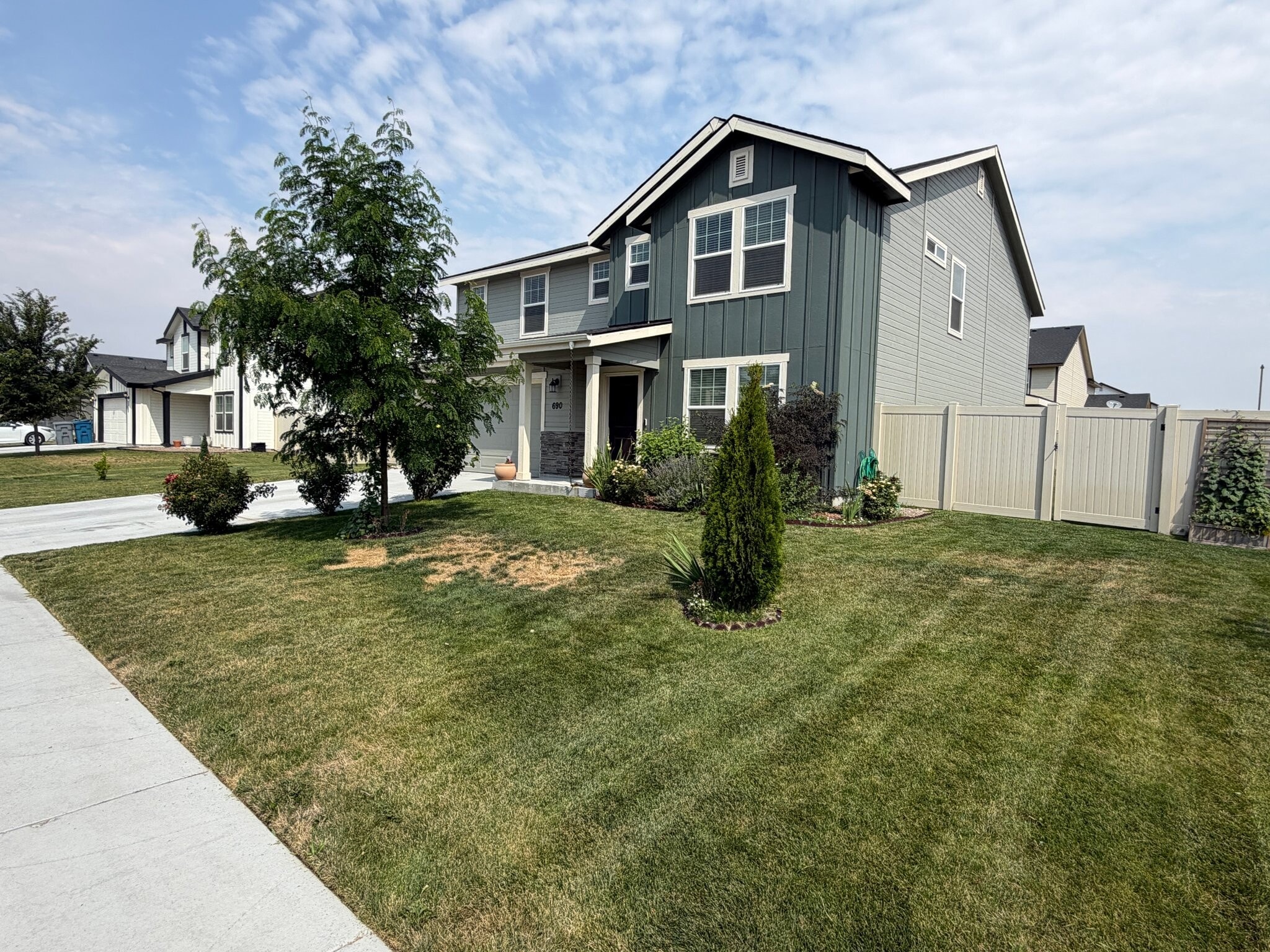 Building Photo - 690 SW Raelynn St