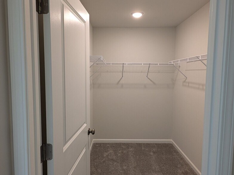 Building Photo - 556 Glen Clova Dr