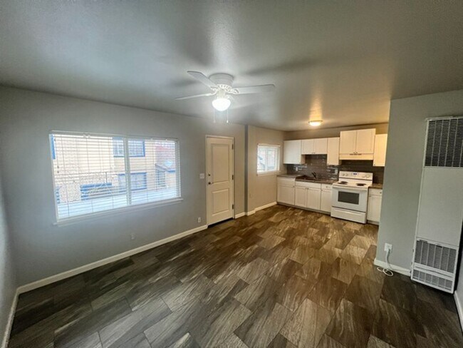 Building Photo - One Bedroom Upstairs Reno Apartment