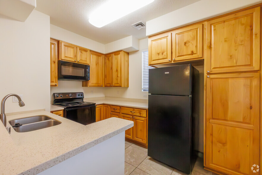 1BD, 1BA - 885SF -Kitchen - Paseo del Rio II