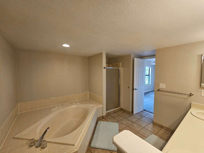 Building Photo - 12093 W Cross Dr