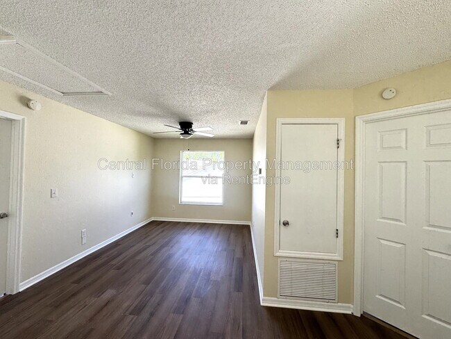 Building Photo - 2985 Viscount Cir
