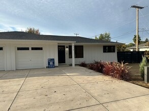 Building Photo - Luxury 2 bedroom 1 bath duplex in a great neighborhood!