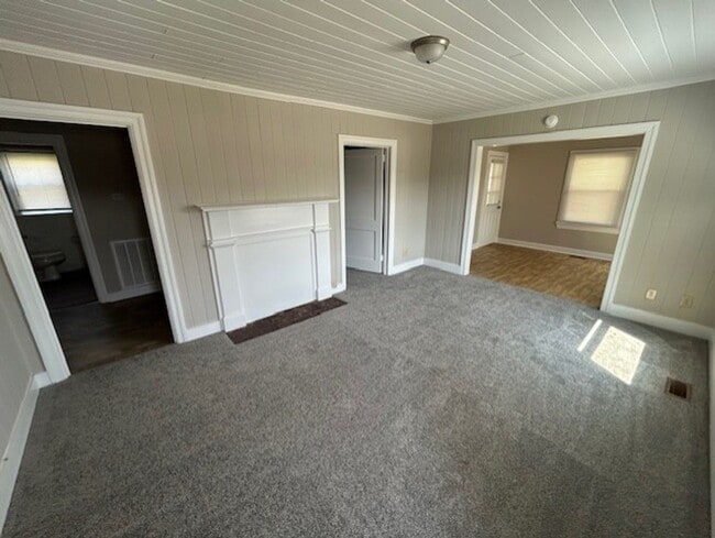 Building Photo - 3 Bedroom House near Carlie C's - Vouchers...