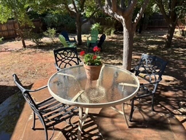 Building Photo - Cozy, West Sedona home with large fenced b...