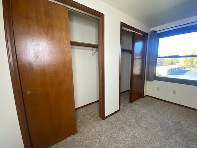 Building Photo - Spacious 1 Bedroom 1 Bath Upper Apartment Available Now!