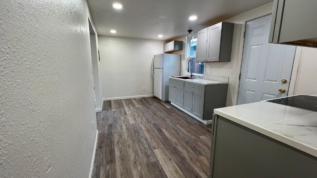 Building Photo - 210 E Romie Ln