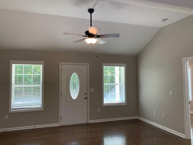 Building Photo - Charming 3 Bedroom Home in Private Setting in Tullahoma...