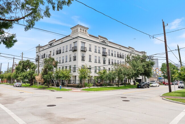 Primary Photo - 2216 Chenevert St