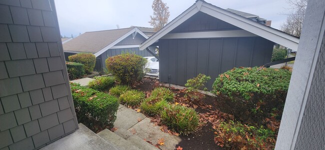 Building Photo - 3 Bed / 2 Bath Issaquah Highlands Townhome...