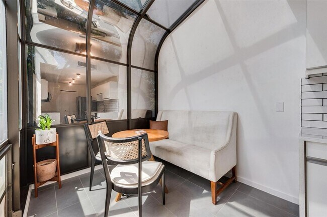 Building Photo - 5990 Lindenshire Ln