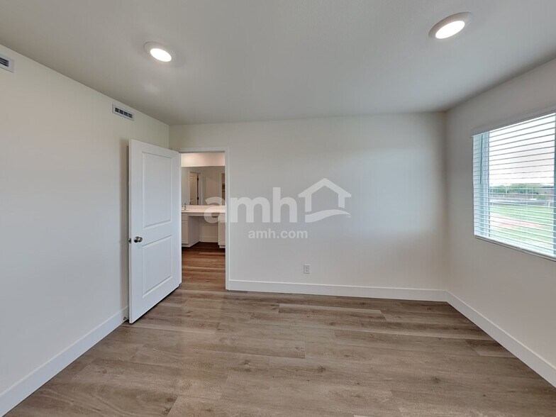 Building Photo - 10140 Mountain Crest St