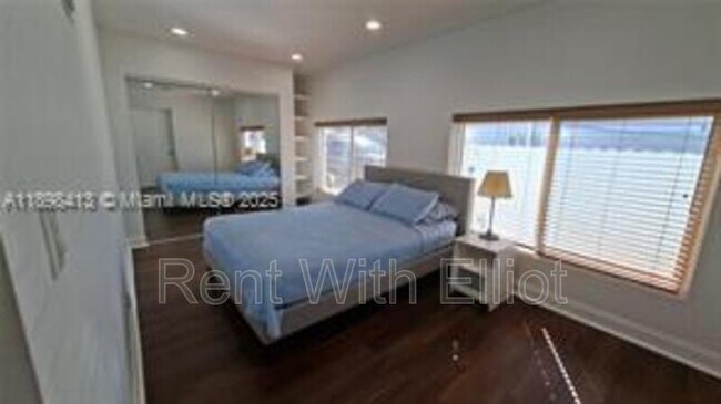 Building Photo - 2407 Scott St